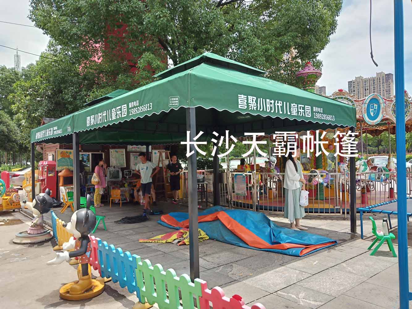 夏天兒童樂(lè)園可裝配天霸庭院帳篷，讓快樂(lè)有個(gè)遮陽(yáng)避風(fēng)港